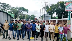 ছাত্রলীগের বিচারের দাবীতে বিক্ষোভ মিছিলে ককটেল বিস্ফোরণ